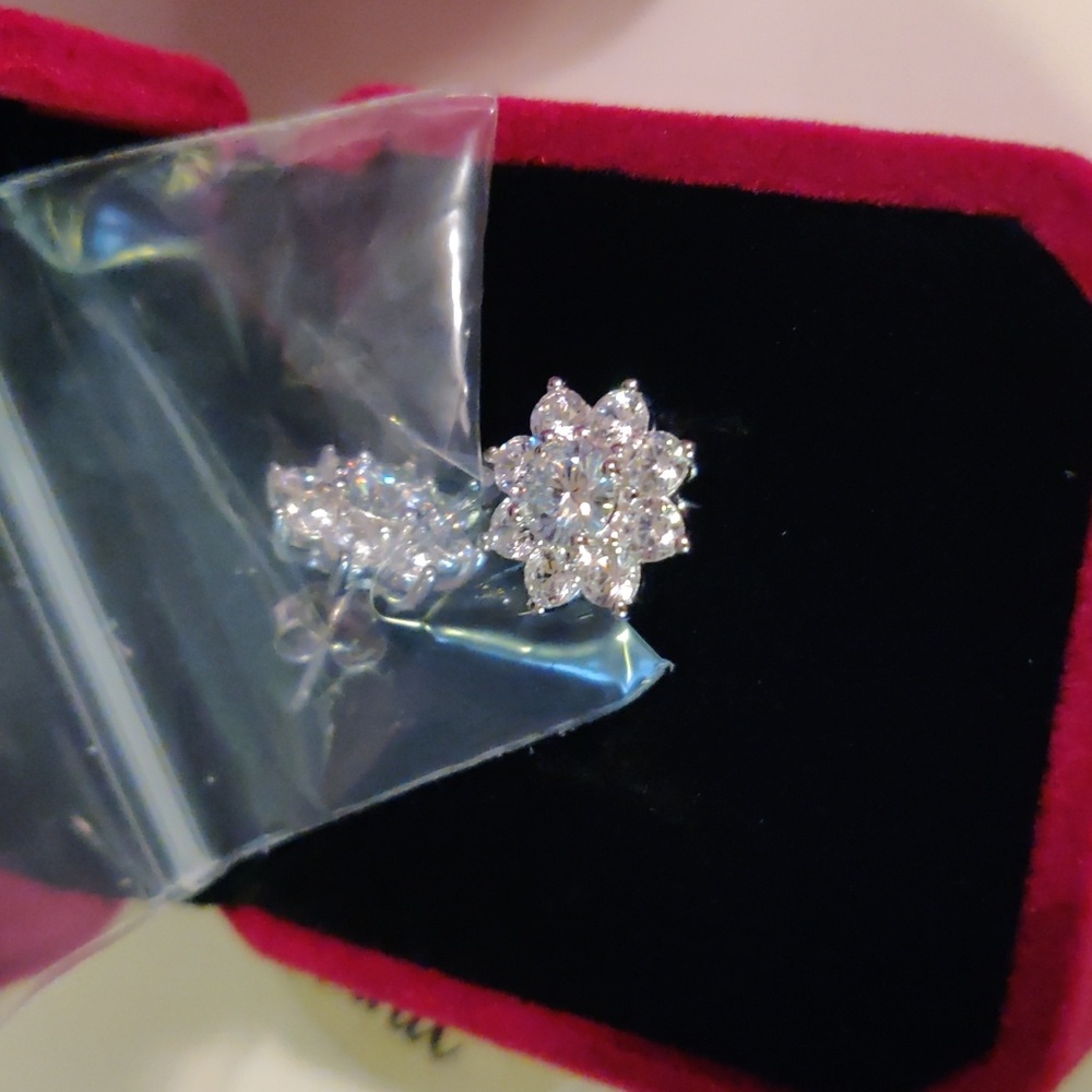 5 CT Moissanite 18k Over S925 NEW with certification